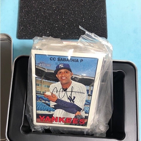 2021 Topps Aaron Judge Collector’s Empty Tin - and 75 NY Yankee cards diff.years - Picture 2 of 7